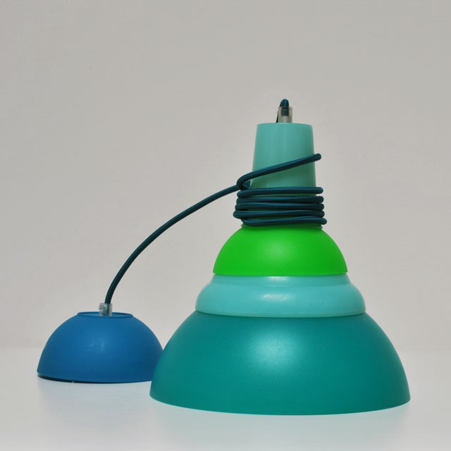 Hanglamp hergebruikte kunststof bakken in petrol, aqua en fel groen