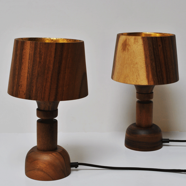 staande lamp van acacia hout gemaakt door kriz interior & lifestyle.