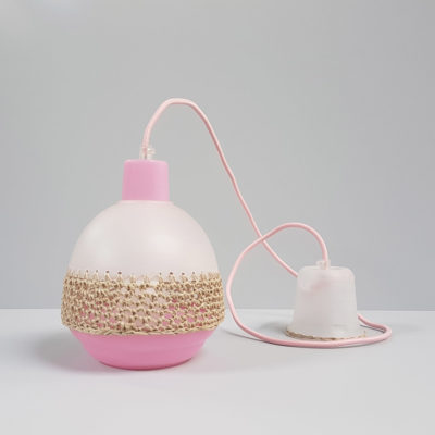 Upcycle hanglamp hooked on it roze