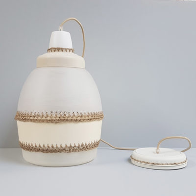 Upcycle hooked on it lamp in wit