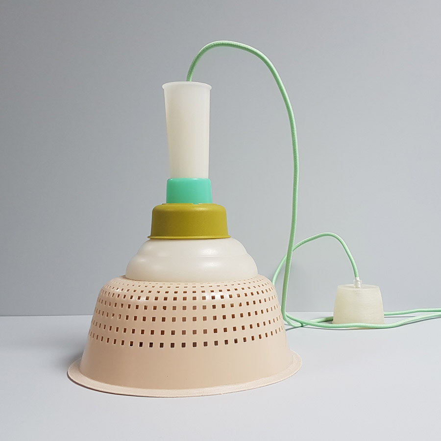 Onleesbaar stapel Ministerie Tupperware Upcycle lamp in mosgroen van hergebruikte kunststof bakken.