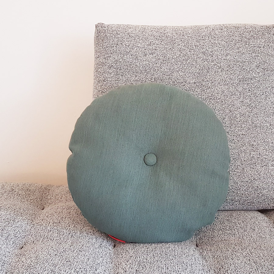 Toneelschrijver Medewerker Geld rubber rond kussen Elegance green, uit de collectie van Innovation Living.