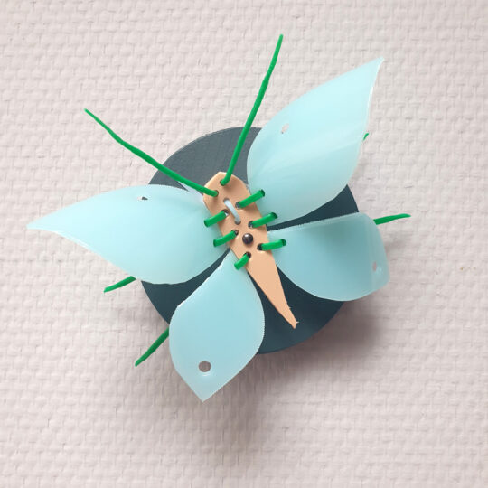 Vlinder ornament blauw met groene poten - Afbeelding 2